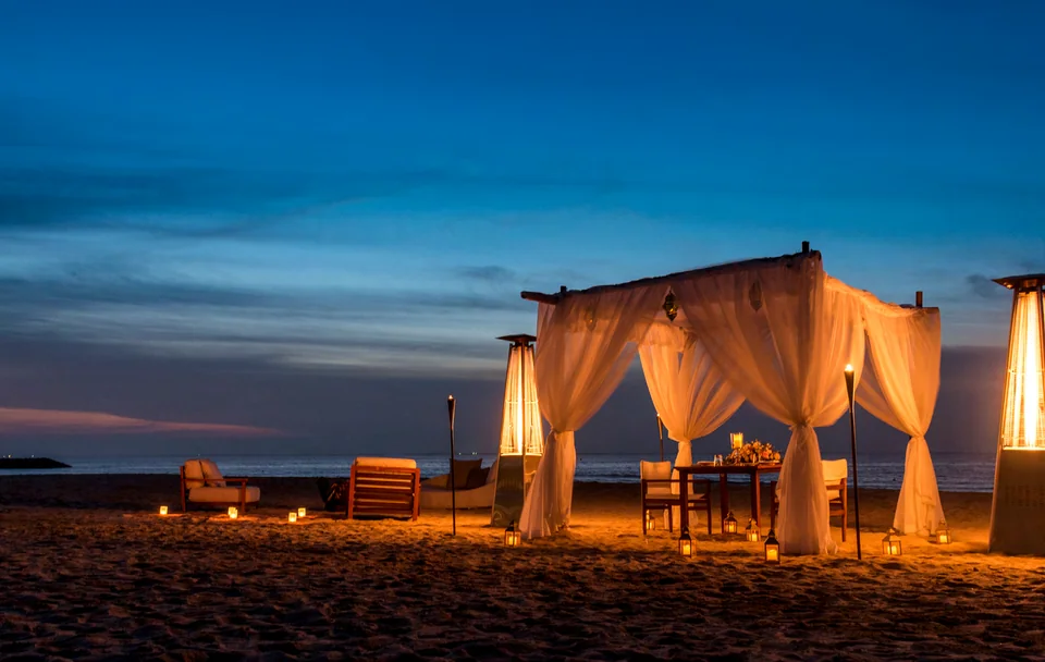 Пляжная кабана Nikki Beach с накрытым столом у моря