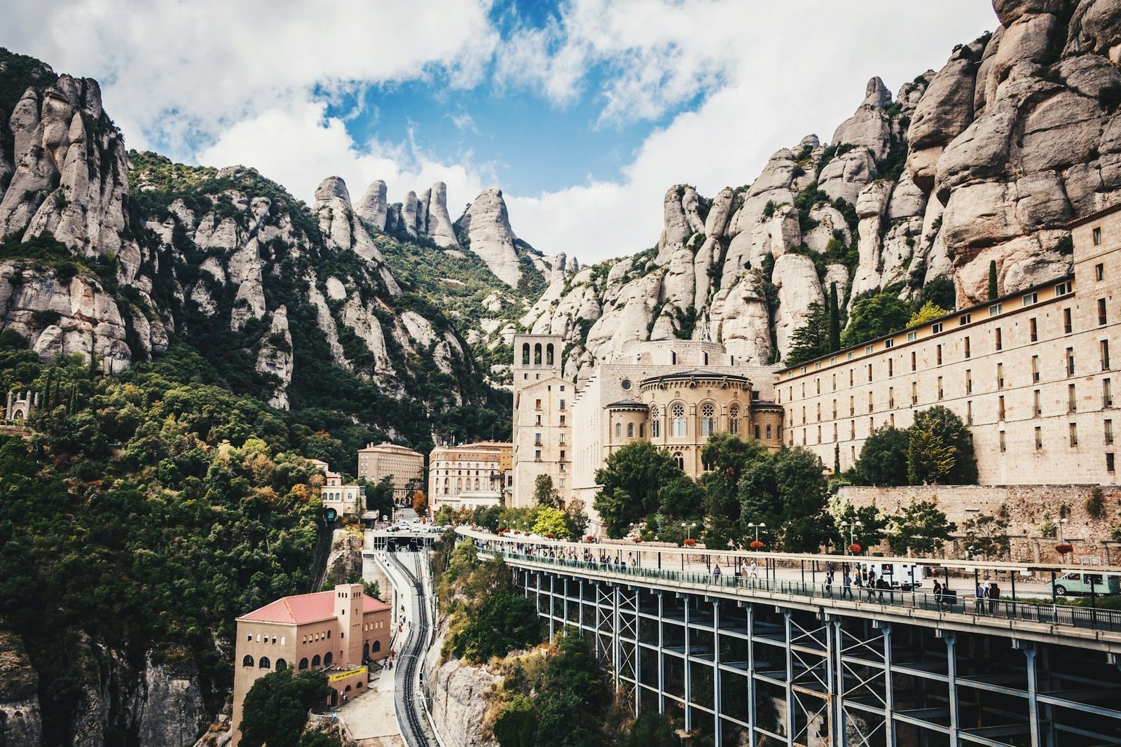 MONTSERRAT & WINE
